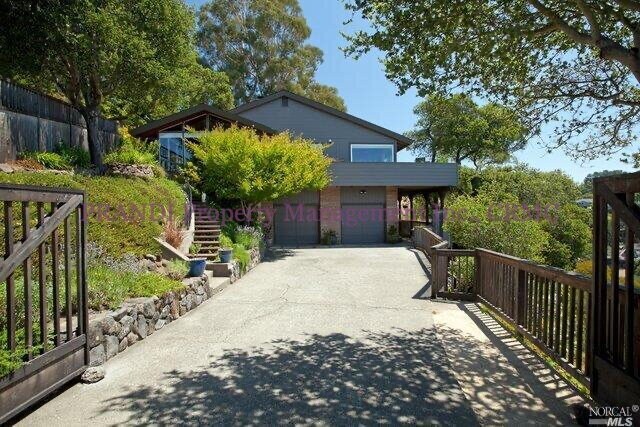 Primary Photo - Spacious Greenbrae View Home with Privacy ...