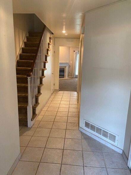 Building Photo - 121 Lamplighter Ct