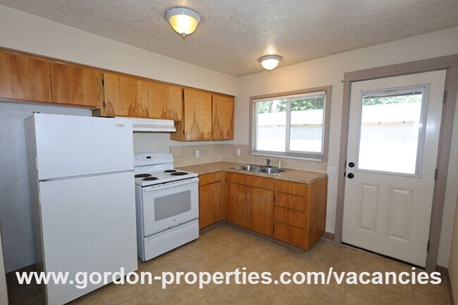 Building Photo - SE Arista Dr - 1 bedroom apartment in the ...