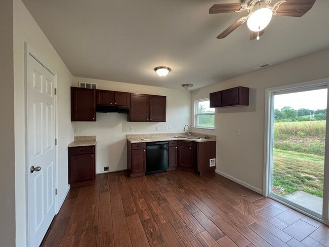 Building Photo - 3 bed 2 bath House