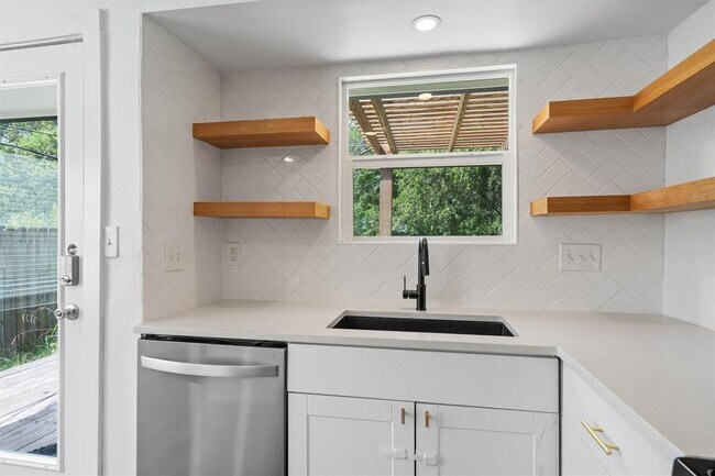 Building Photo - 3307 Oak Alley