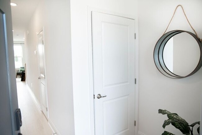 Building Photo - Modern Townhome **Now Offering Half a Month Free Rent!