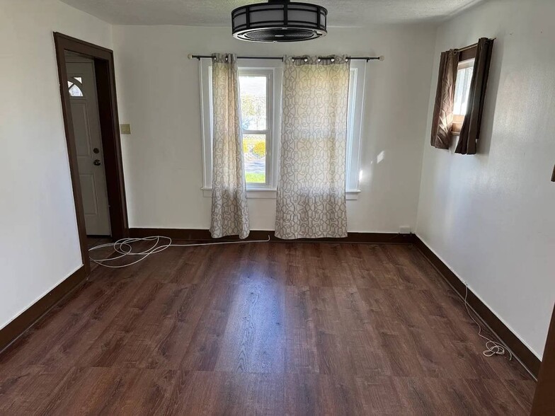 Building Photo - 136 Morton Ave