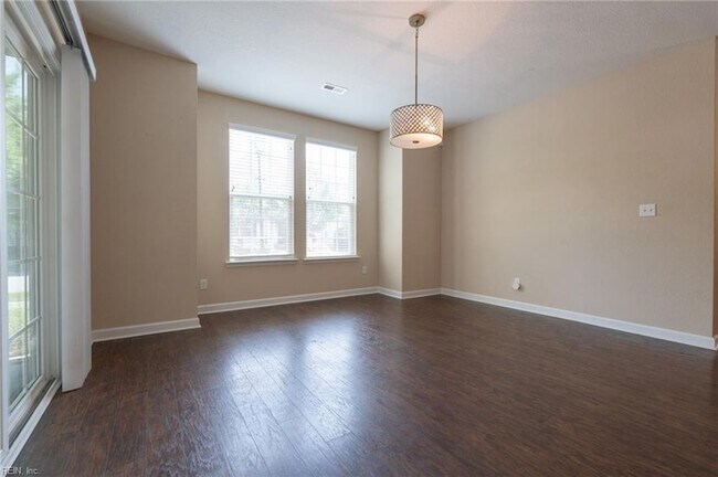 Building Photo - 302 Milton Ct