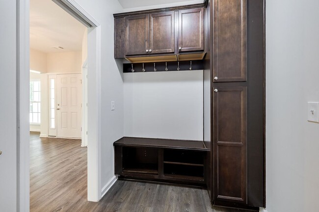 Building Photo - Spacious Custom 8 Bed 4.5 Bath Home on Lar...