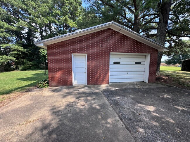 Building Photo - 2934 Butterworth Rd