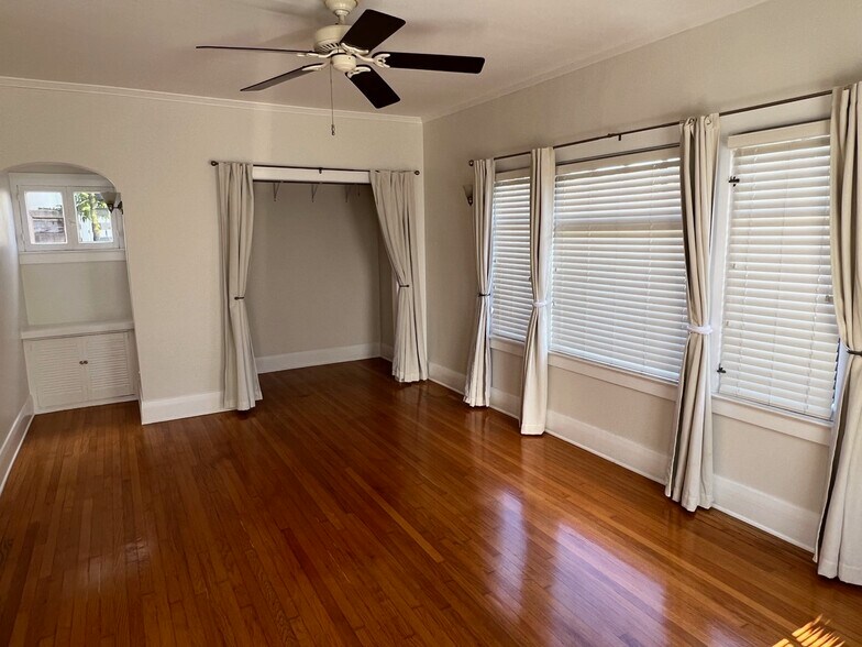 Building Photo - 218 Strand St