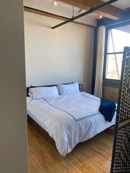 Building Photo - 215 W Maple St