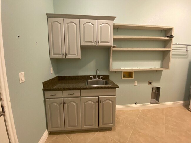 Building Photo - CALVADA VALLEY U.1 - Oakleaf Avenue