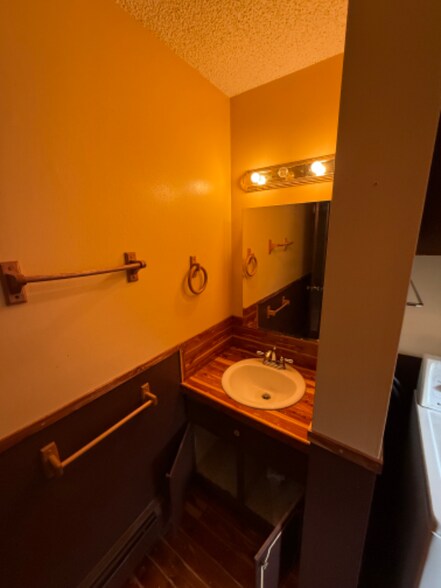 Building Photo - 450 Elm Ave