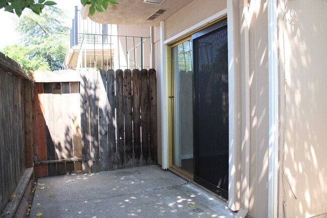 Building Photo - 2213 Roselake Ave