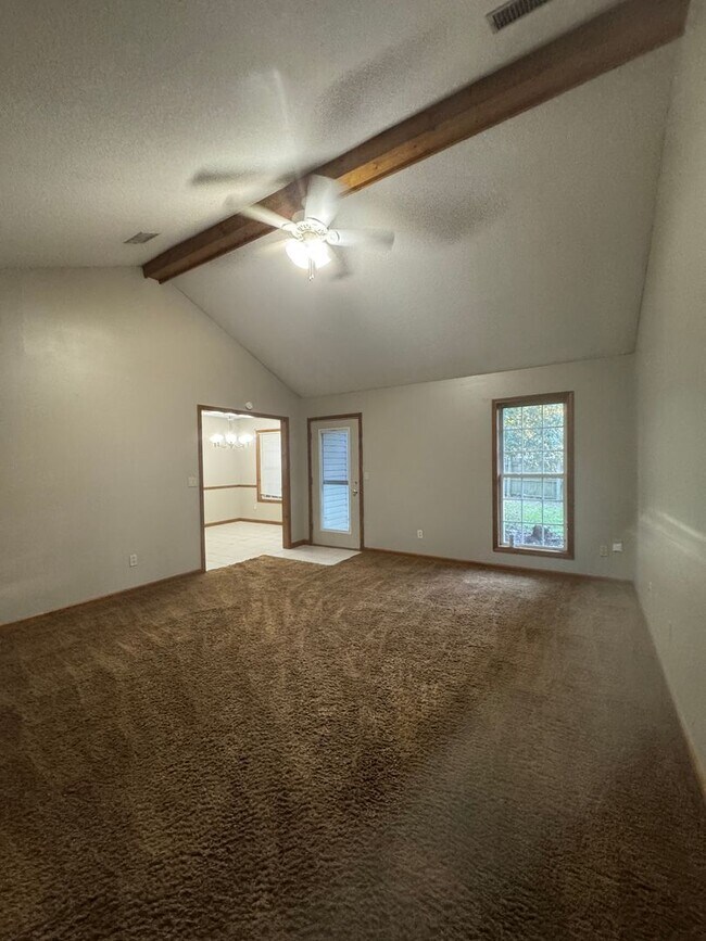 Building Photo - 3 Bed / 2 Bath Available Now