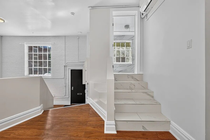 Building Photo - 702 Greenwich St