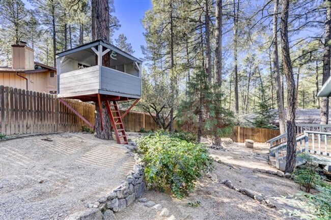 Building Photo - Spacious 3 Bed, 3 Bath Home in Hidden Valley Ranch!