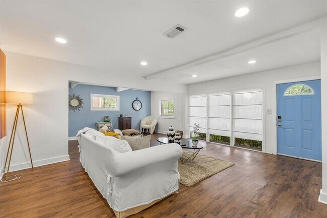 Building Photo - 5808 Community Dr
