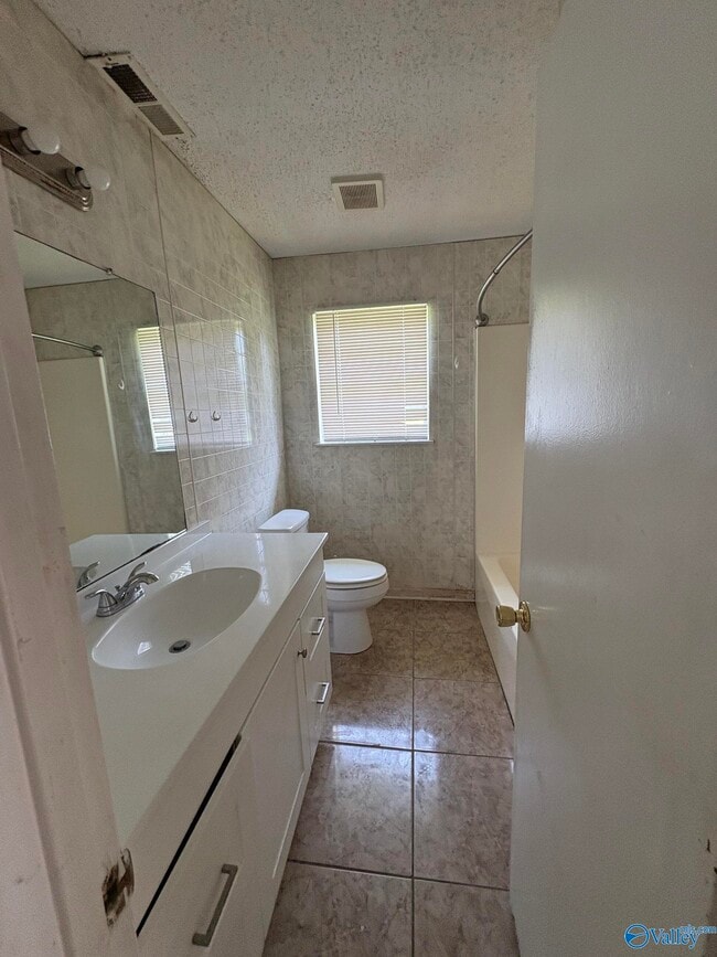 Building Photo - 21045 Myrtlewood Dr