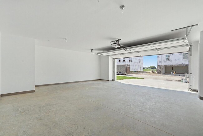 Building Photo - 142 Russ Dr SW