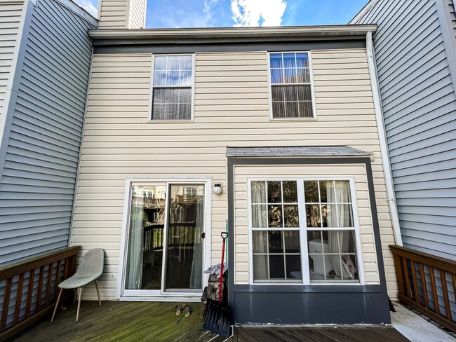 Building Photo - Gorgeous 2 Bed 2.5 Bath Townhouse With Pri...