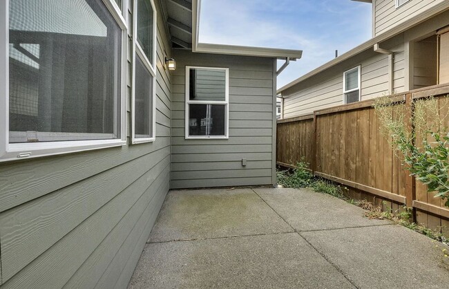 Building Photo - Discover the Charm of This Elegant North P...