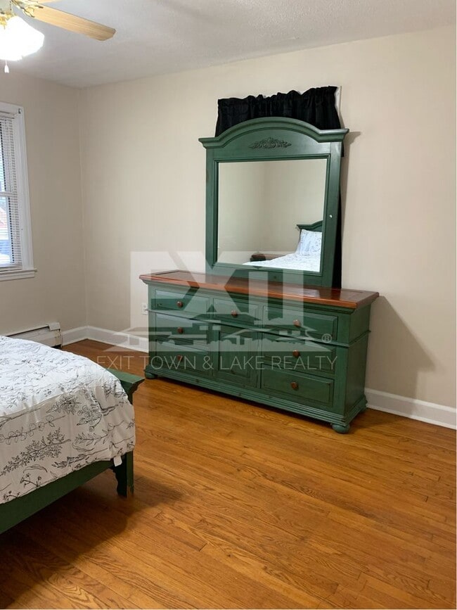 Building Photo - Fully Furnished 3 Bedroom/2 Bathroom Home ...