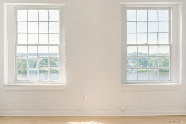 Building Photo - 155 S River St