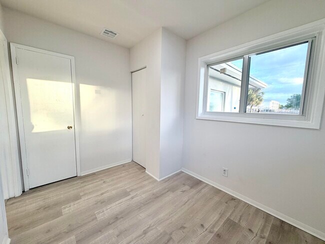 Building Photo - 231 NE 16th Ave