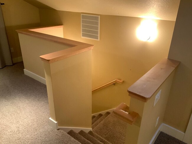 Building Photo - A Must See! 4 Bedroom House in North Eugene