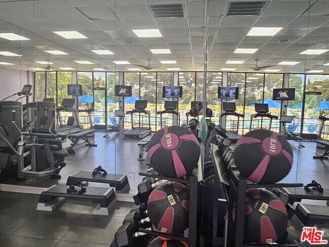 Building Photo - 2160 Century Pk E