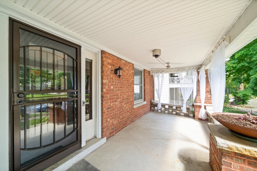 Building Photo - 834 W 39th Ter
