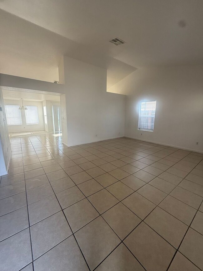 Building Photo - Move-in Ready!