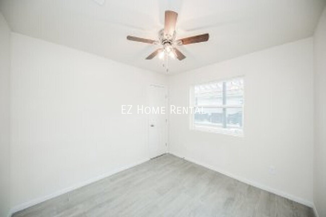 Building Photo - 5040 Mallow St