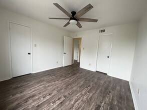 Building Photo - Townhome Available on E Bayou Parkway!