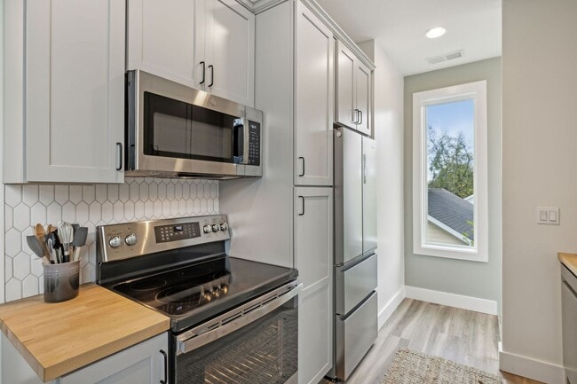 Building Photo - Furnished short term rental home with all utilities included