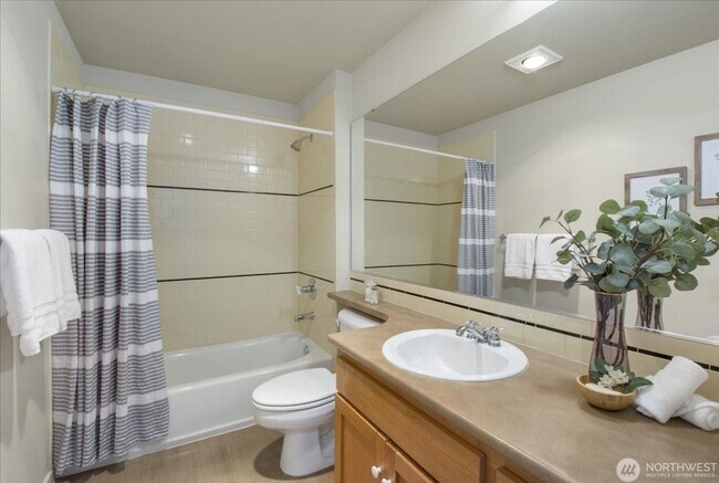 Building Photo - 1909 10th Ave W