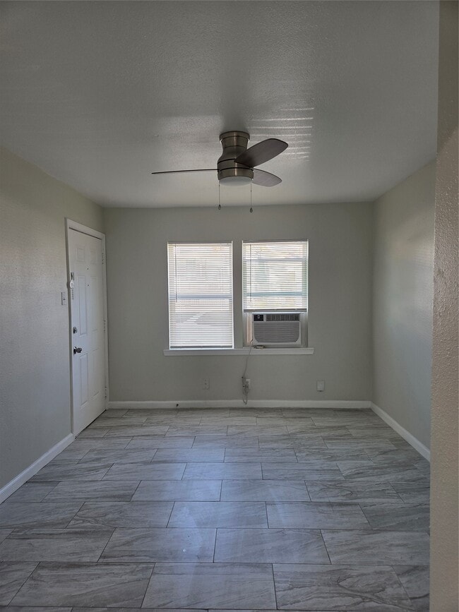 Building Photo - 619 13th St