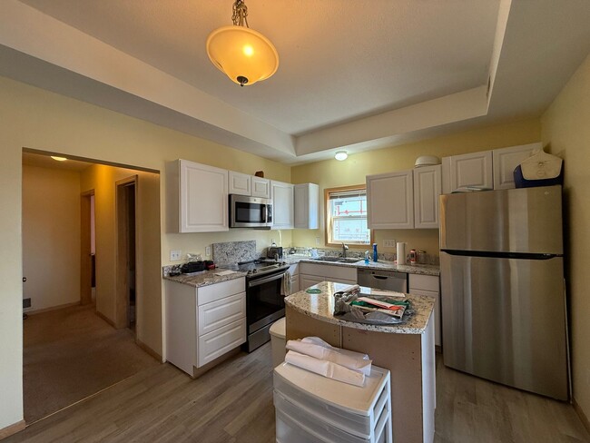 Building Photo - 2 bed 2 bath Triplex unit located by the M...