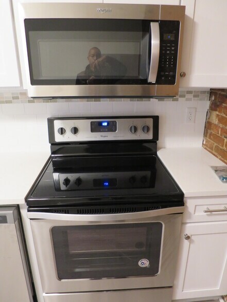 Building Photo - 3 Elm St