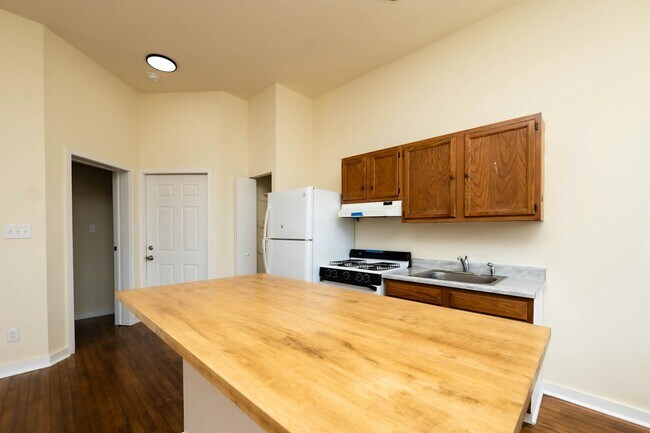 Building Photo - 2102 Maryland Ave