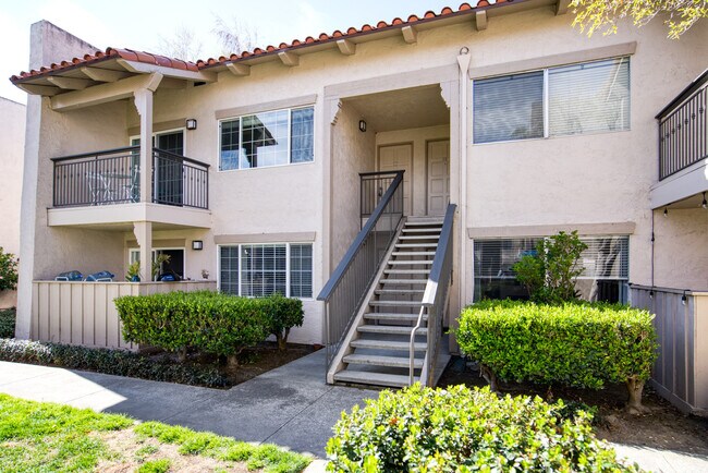 Building Photo - 601 Almarida Dr