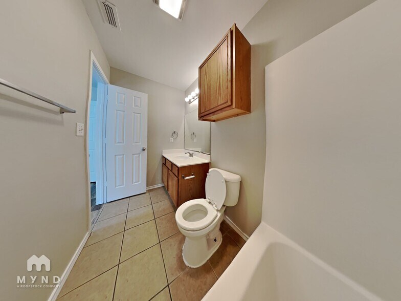 Building Photo - 311 N Chicago Ave