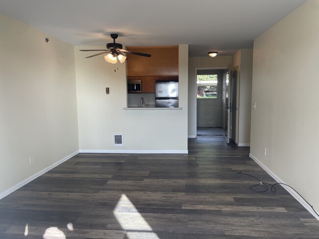 Bright and sunny living area with breakfast bar - 685 Dartmore Ln