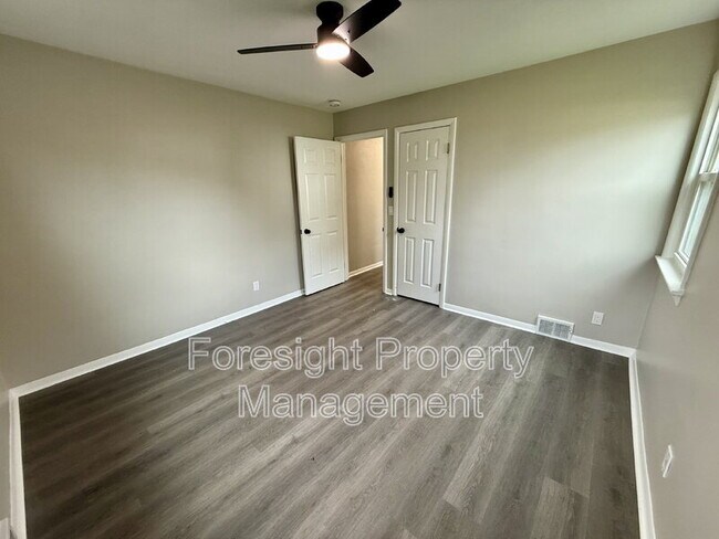 Building Photo - 654 E 240th St
