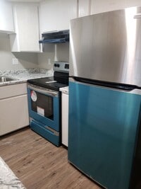 Building Photo - Renovated 2 bed / 1 bath with washer/dryer...