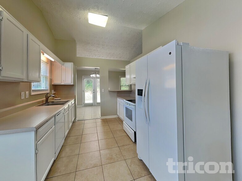 Building Photo - 811 Riverstone Ln