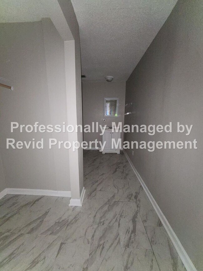 Building Photo - 4989 Wilburn Ave