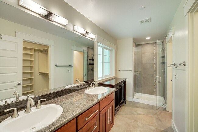 Building Photo - 3Bd/3.25Ba Kirkland Townhome