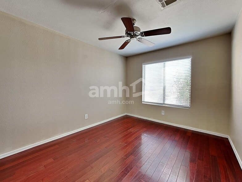 Building Photo - 8912 W La Reata Ave