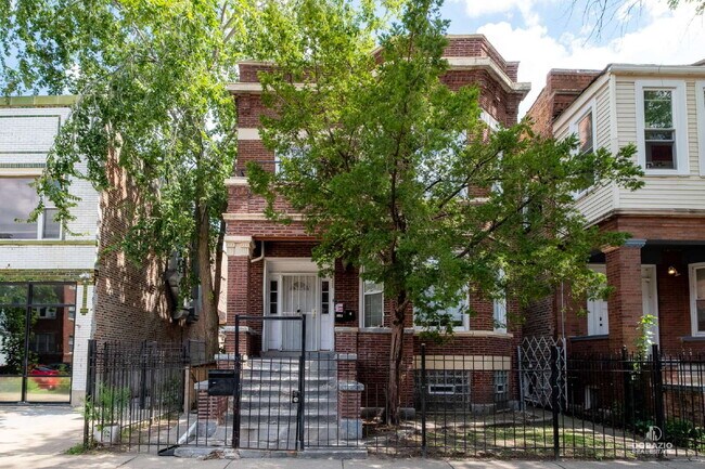 Building Photo - Modern 4BR Apartment with Hardwood Floors, Balcony & Central A/C