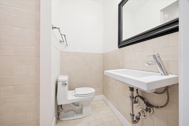 Building Photo - 4404 Vivian St