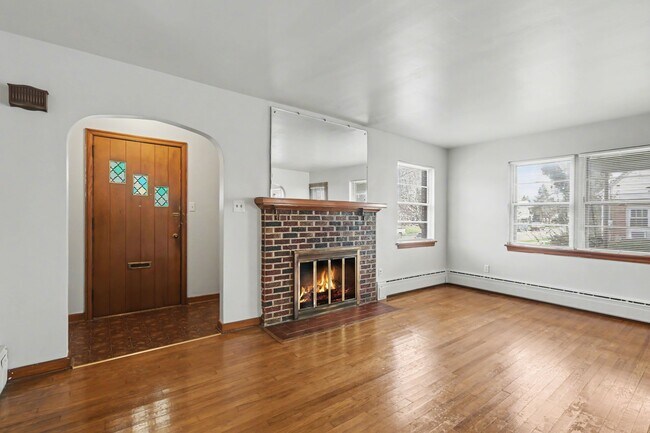 Building Photo - 2327 Chestnut St